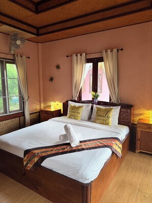 Escritorio, espacio para trabajar con laptop y wifi gratis 