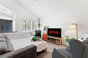 3 bedrooms, desk, iron/ironing board, travel crib