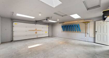 Entire Home w/ AC, Garage, FREE Banff Pass, 75" TV, Fast WiFi, & Full Kitchen