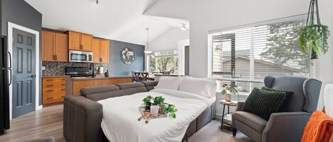 3 bedrooms, desk, iron/ironing board, travel crib