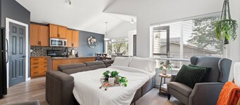 Entire Home w/ AC, Garage, FREE Banff Pass, 75" TV, Fast WiFi, & Full Kitchen