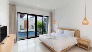 Ein modernes Schlafzimmer mit einem großen Bett, einem Fernseher und Blick auf einen Swimmingpool und Grünflächen.
