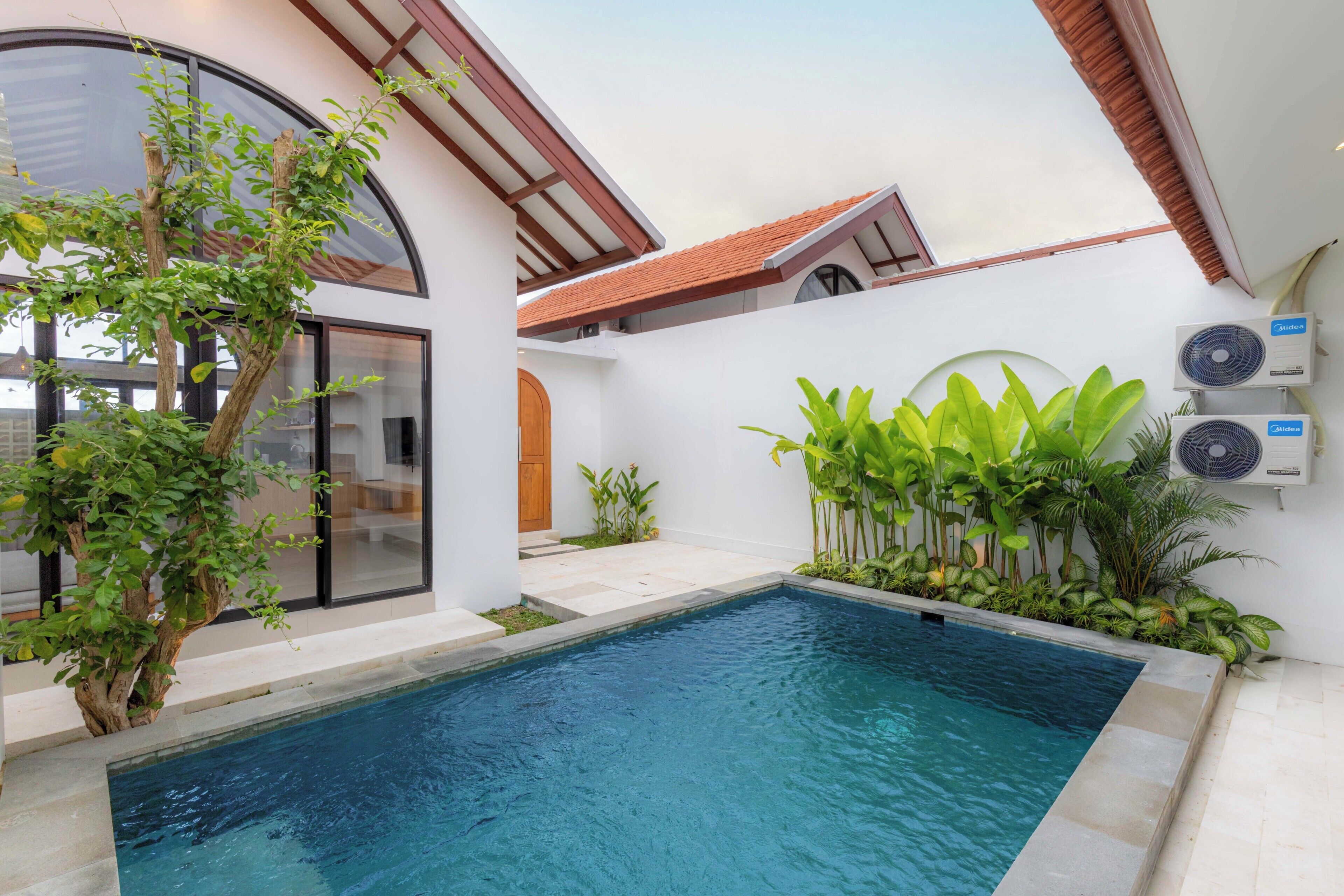 Una piscina al aire libre