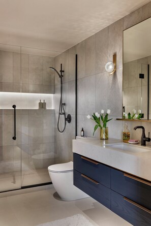Hair dryer, towels, soap, shampoo - Remuera Views · Stylish Luxury Hideaway in Remuera (Auckland)