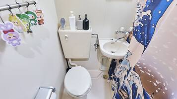 Hiustenkuivaaja, pyyhkeet, saippua, vessapaperi