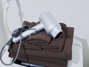 Haartrockner, Handtücher, Seife, Toilettenpapier