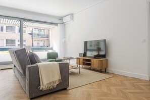 TV, stereo - Blueground | Notre-Dame-des-Champs, terrace, nr Luxembourg Gardens (Paris)