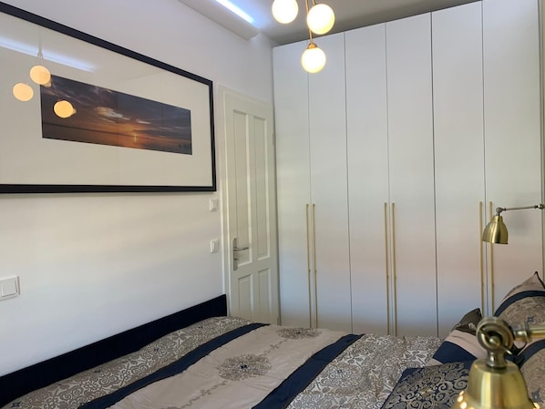 1 Schlafzimmer, Zimmersafe, Schreibtisch, Bügeleisen/Bügelbrett