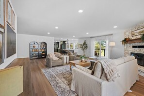 Smart TV, computer monitors