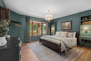 4 bedrooms, desk, iron/ironing board, travel crib