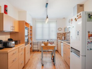 Kühlschrank, Mikrowelle, Ofen, Geschirrspüler