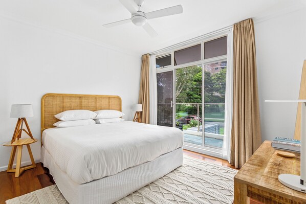 3 habitaciones, escritorio y tabla de planchar con plancha