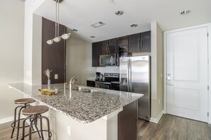 Fridge, microwave, oven, stovetop - Blueground | Zilker, pool, nr Zilker Park (Austin)