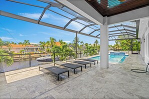 Terrace/patio - VRCC Villa Lena - luxury retreat on the water (Cape Coral)