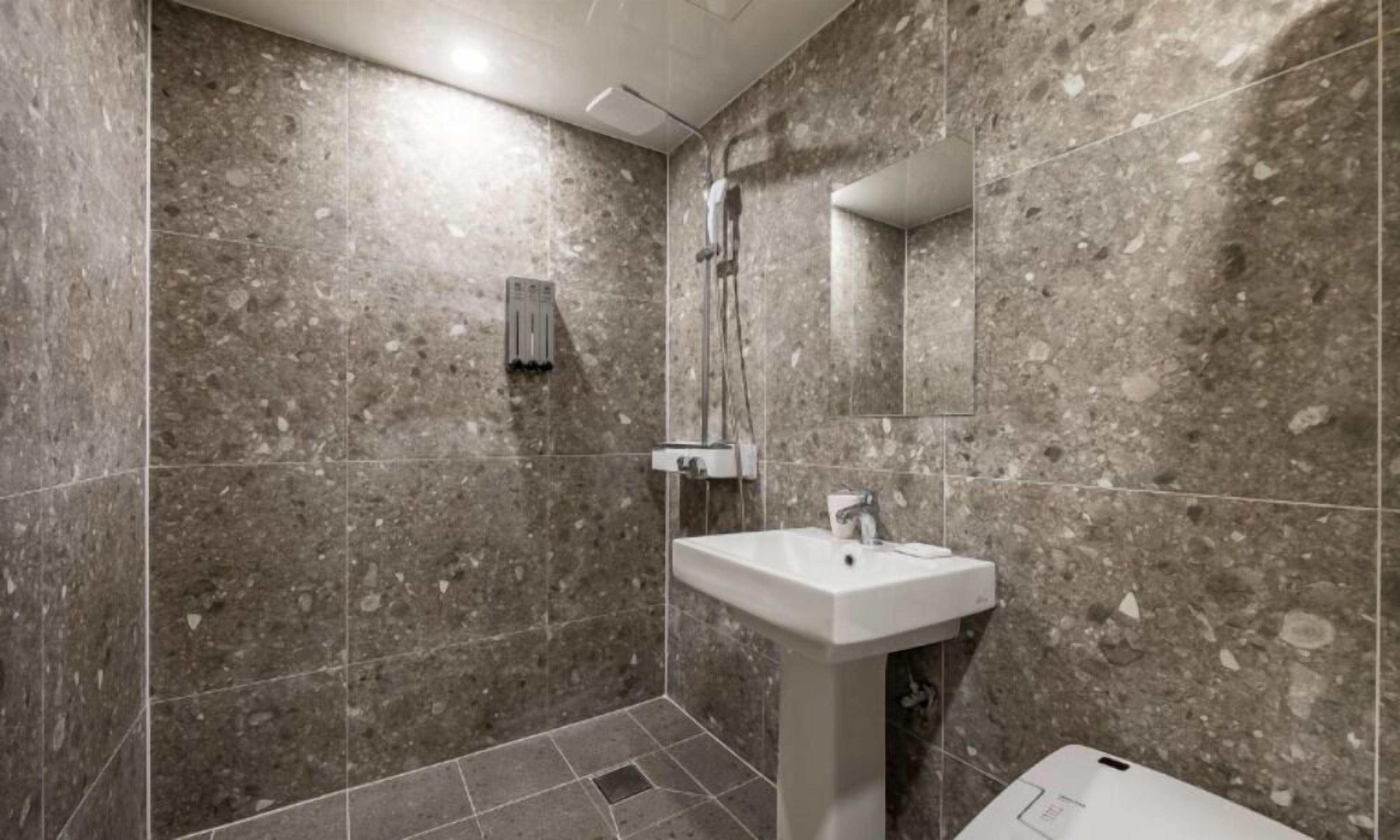 Artículos de tocador gratuitos, secador de pelo, pantuflas, bidet