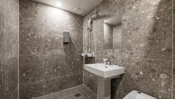 Artículos de tocador gratuitos, secador de pelo, pantuflas, bidet