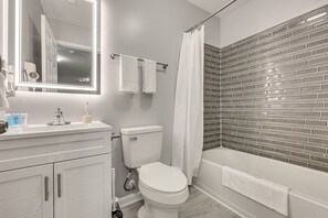 Hårtork, handdukar, tvål och toalettpapper