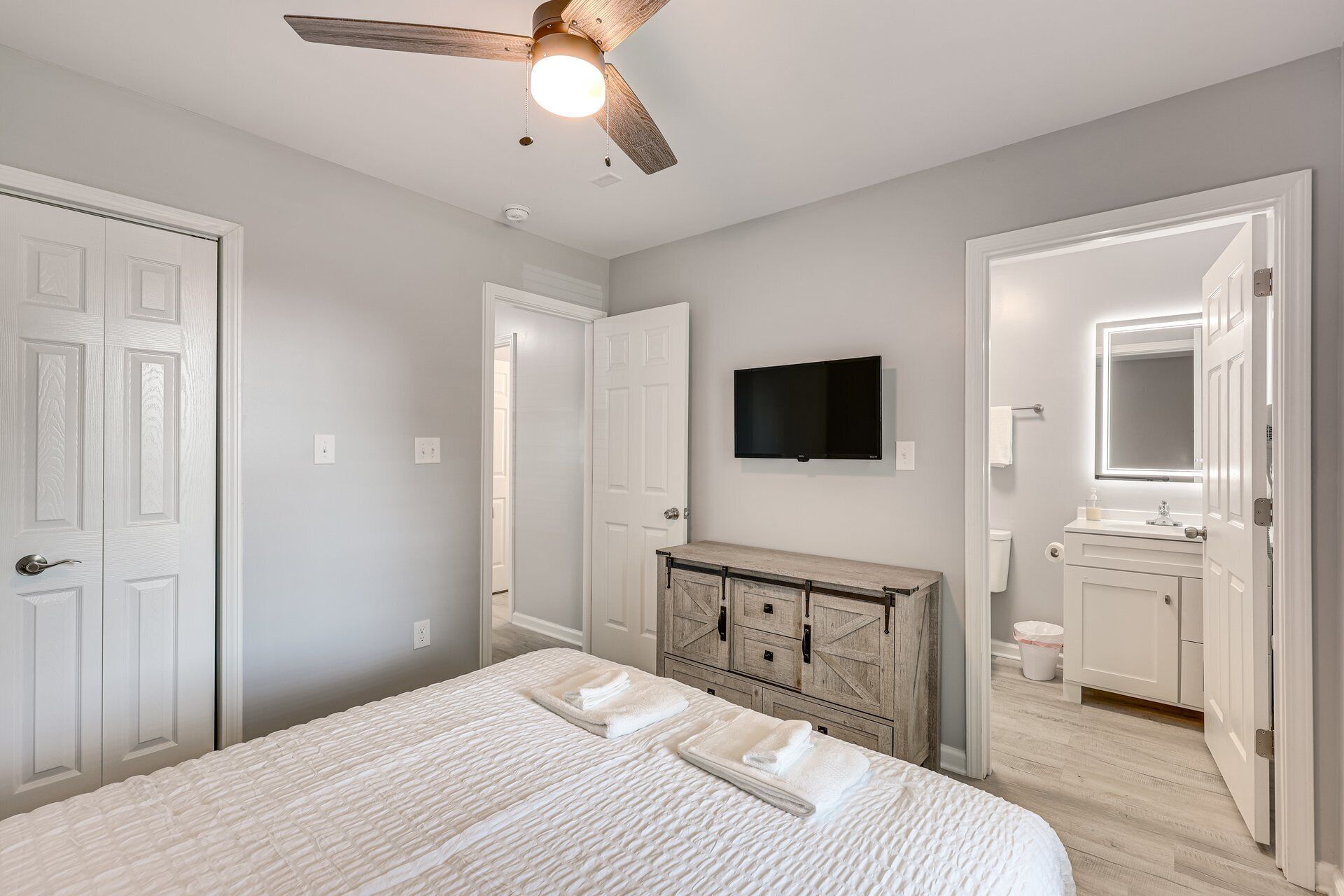 2 chambres, fer et planche à repasser, Wi-Fi, draps fournis