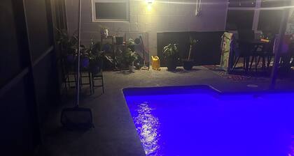 -Modern attached en-suite -shared pool -Orlando