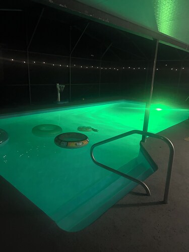 -Modern attached en-suite     -shared pool                             -Orlando