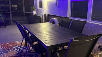 屋外ダイニングエリア