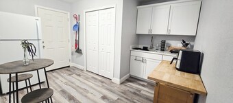 Modern en-suite studio with shared pool in vibrant Orlando