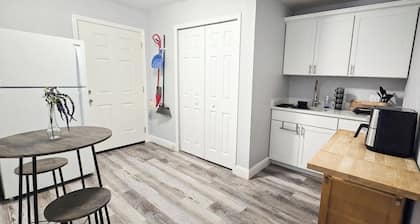 Modern en-suite studio with shared pool in vibrant Orlando