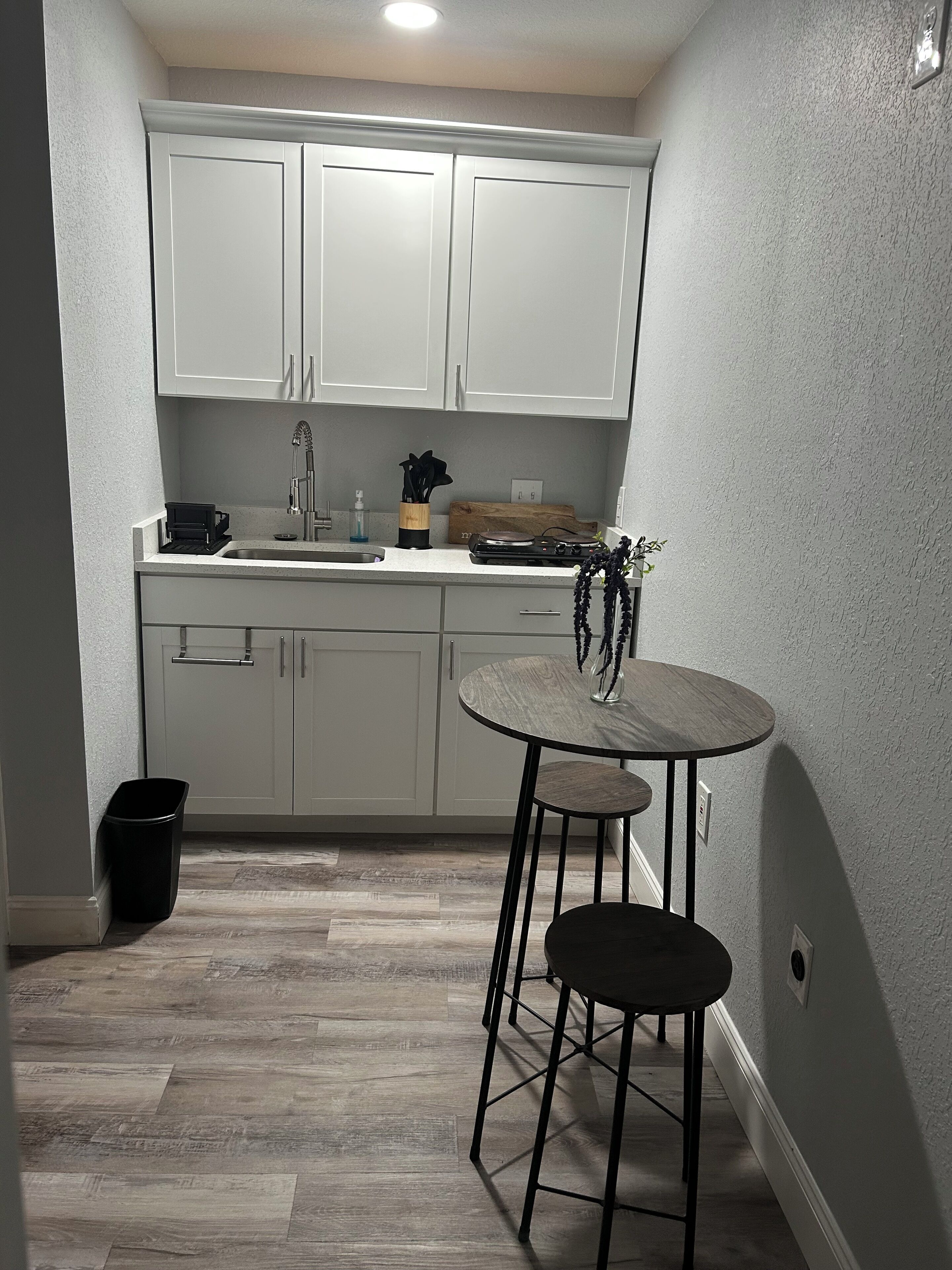 Kühlschrank, Mikrowelle, Herdplatte, Wasserkocher mit Kaffee-/Teezubehör