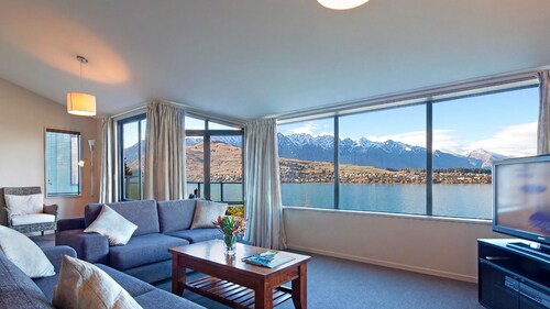 Queenstown Escape | Heated Pool & Stunning Lake Views | 2 Bedrooms