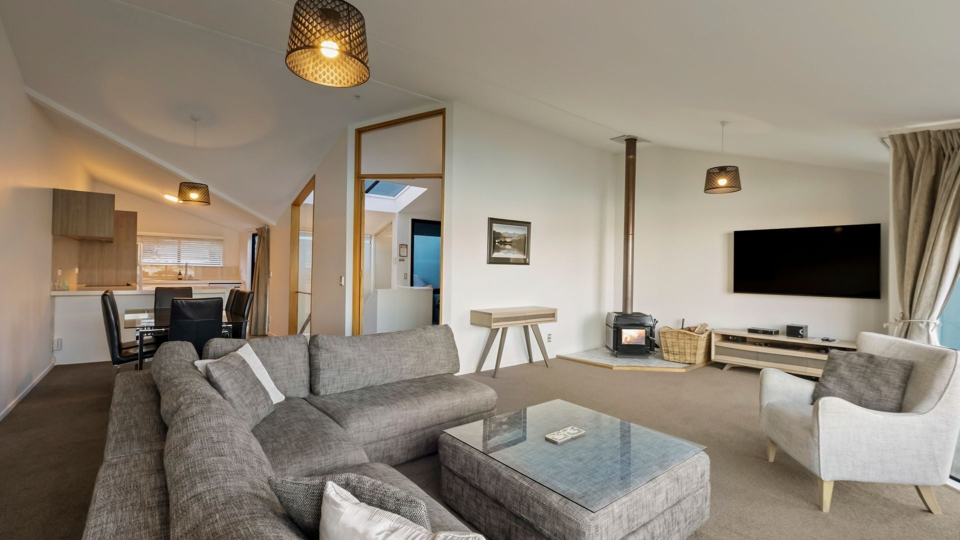 Smart TV, fireplace