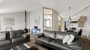 Smart-TV, Kamin, Bücher