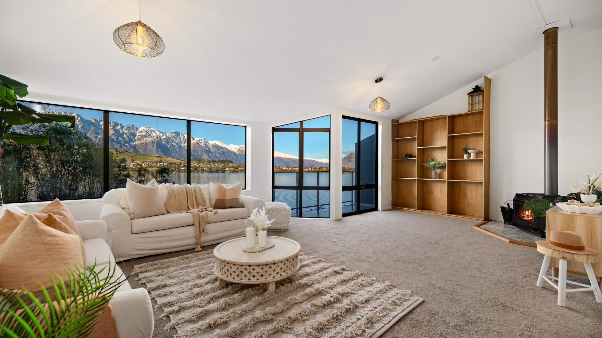 Smart TV, caminetto, libri