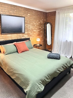 1 bedroom, desk, iron/ironing board, WiFi