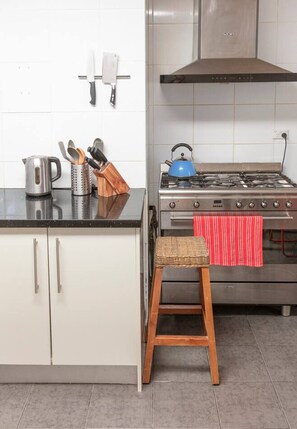 Geladeira, micro-ondas, cooktop, torradeira