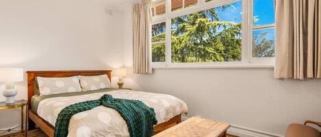 1 slaapkamer, een bureau, een strijkplank/strijkijzer, wifi