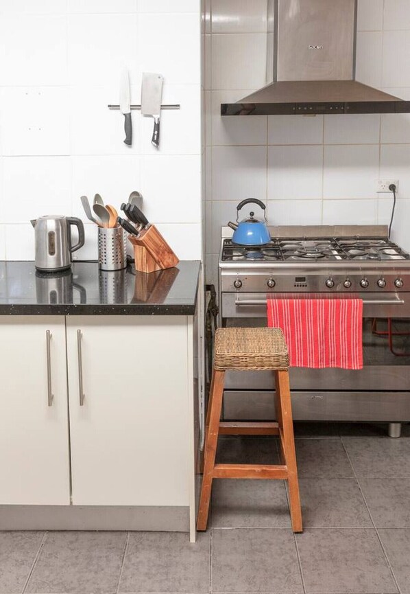 Geladeira, micro-ondas, cooktop, torradeira