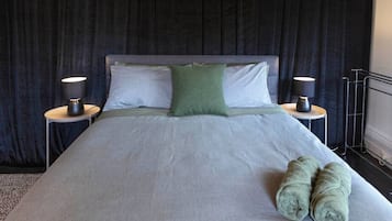 Desk, iron/ironing board, WiFi, bed sheets