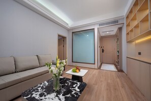 Suite Executive, vista città | Una scrivania, postazione laptop, tende oscuranti, insonorizzazione