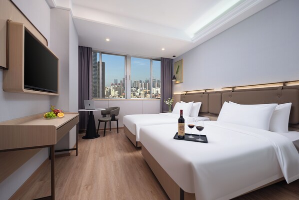 Habitación empresarial con 2 camas individuales, vista a la ciudad | Escritorio, espacio para trabajar con laptop y cortinas blackout 