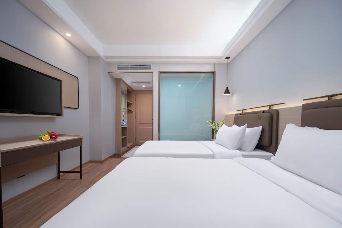 Habitación superior con 2 camas individuales, vistas a la ciudad | Escritorio, espacio para trabajar con un portátil, cortinas opacas