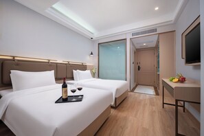 Habitación empresarial con 2 camas individuales, vista a la ciudad | Escritorio, espacio para trabajar con laptop y cortinas blackout 