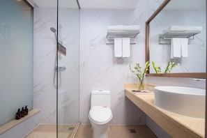 Quarto duplo empresarial, vista para a cidade | Banheiro | Produtos de toalete grátis, secador de cabelo, chinelos