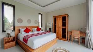 Deluxe Villa, 3 Bedrooms, Pool View | Peti besi dalam bilik, langsir/tirai gelap terus, kalis bunyi