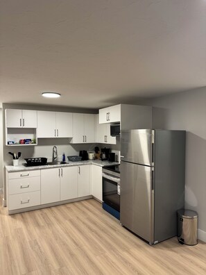 Microwave, oven, stovetop - Kick back and relax in this cozy and stylish space. Family and Pet-Friendly! (Moncton)