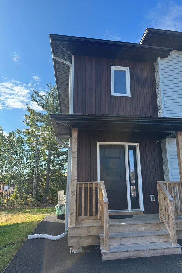 Exterior - Kick back and relax in this cozy and stylish space. Family and Pet-Friendly! (Moncton)