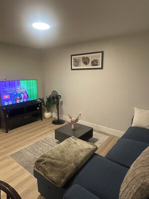 TV - Kick back and relax in this cozy and stylish space. Family and Pet-Friendly! (Moncton)