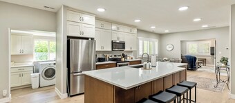 3 Bedroom Home Close to University / Garage