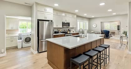 3 Bedroom Home Close to University / Garage