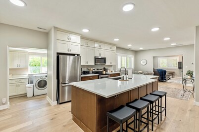 3 Bedroom Home Close to University / Garage