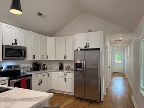 冷蔵庫、電子レンジ、オーブン、コンロ